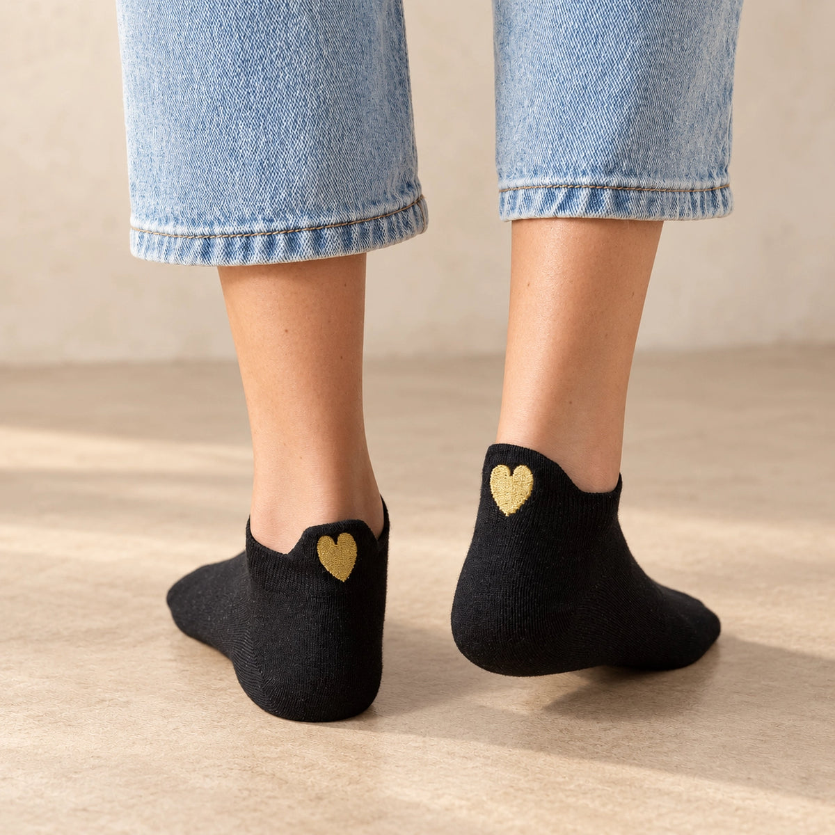 Chaussettes noires en coton à languette cœur doré pour femme | Chaussettes confortables et élégantes | Idéales pour le quotidien ou les occasions spéciales | Disponibles en plusieurs couleurs