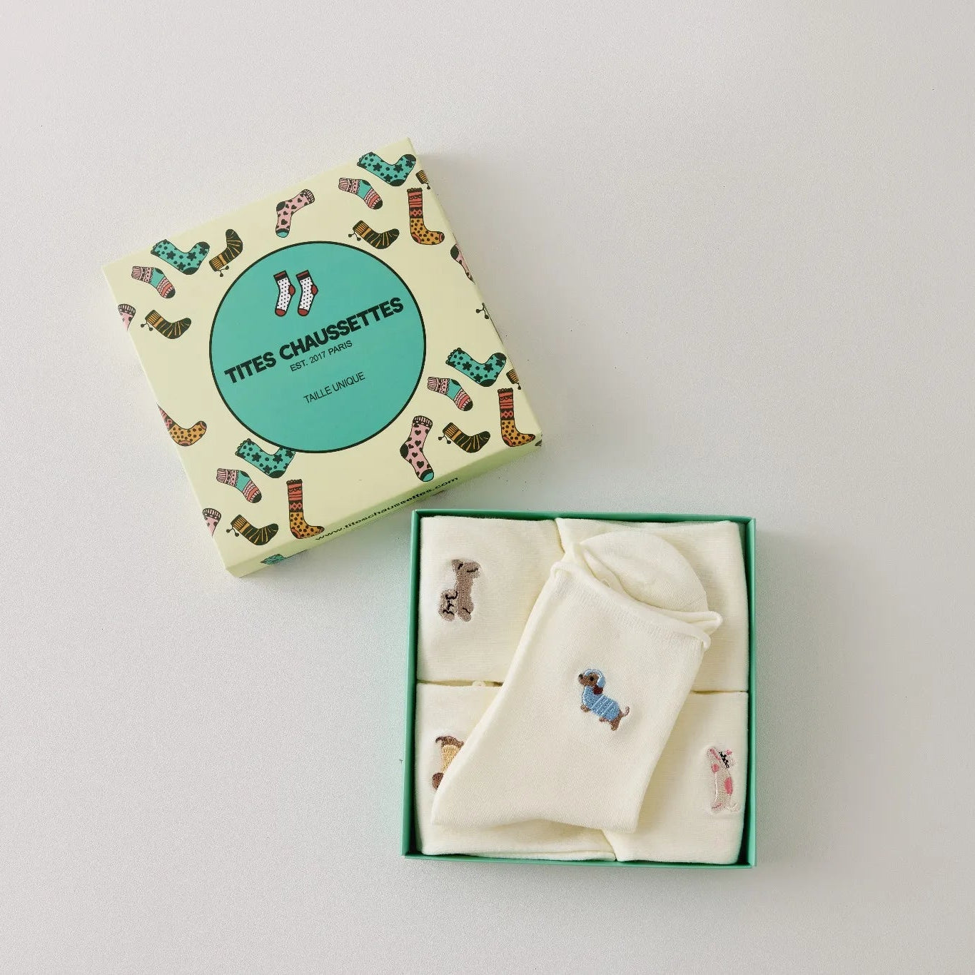 Lot de 5 chaussettes hautes femme crème, brodées de chiens ou chats. Motifs différents, maille douce et bord roulotté. Taille 35-41. Originales et confortables.