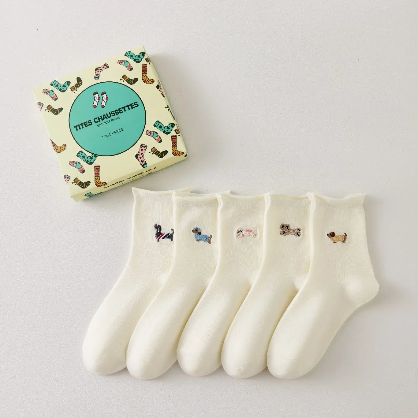 Lot de 5 chaussettes hautes femme crème, brodées de chiens ou chats. Motifs différents, maille douce et bord roulotté. Taille 35-41. Originales et confortables.