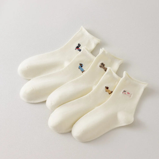 Lot de 5 chaussettes hautes femme crème, brodées de chiens ou chats. Motifs différents, maille douce et bord roulotté. Taille 35-41. Originales et confortables.