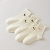Lot de 5 chaussettes hautes femme crème, brodées de chiens ou chats. Motifs différents, maille douce et bord roulotté. Taille 35-41. Originales et confortables.