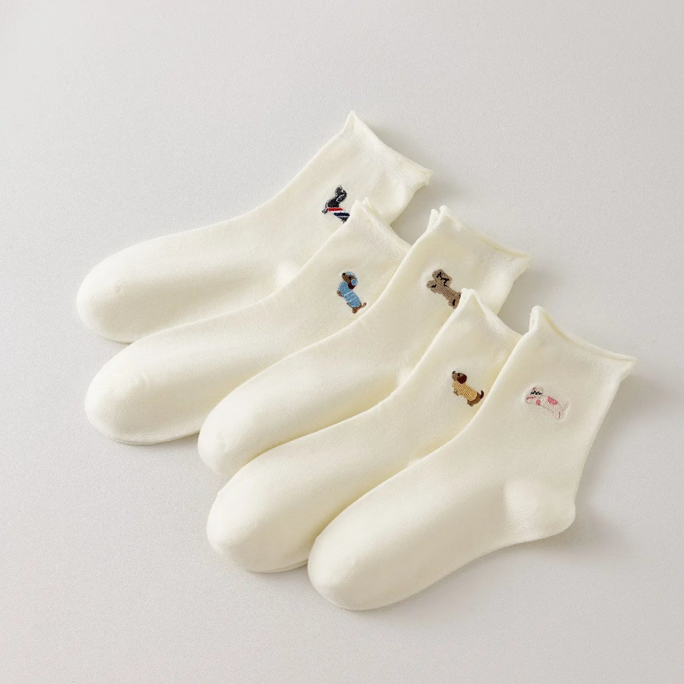 Lot de 5 chaussettes hautes femme crème, brodées de chiens ou chats. Motifs différents, maille douce et bord roulotté. Taille 35-41. Originales et confortables.