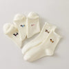 Lot de 5 chaussettes hautes femme crème, brodées de chiens ou chats. Motifs différents, maille douce et bord roulotté. Taille 35-41. Originales et confortables.