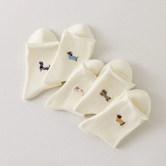 Lot de 5 chaussettes hautes femme crème, brodées de chiens ou chats. Motifs différents, maille douce et bord roulotté. Taille 35-41. Originales et confortables.