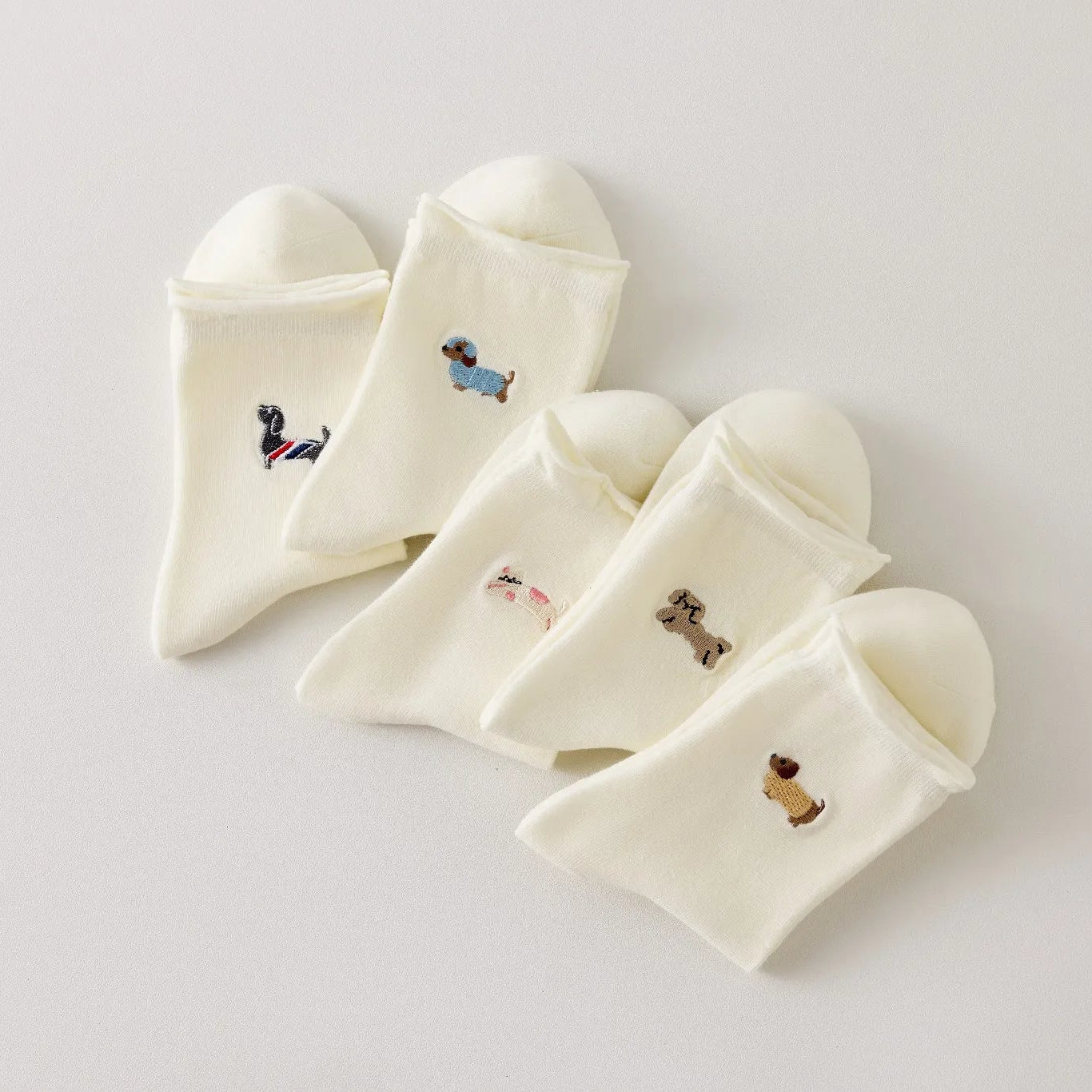 Lot de 5 chaussettes hautes femme crème, brodées de chiens ou chats. Motifs différents, maille douce et bord roulotté. Taille 35-41. Originales et confortables.