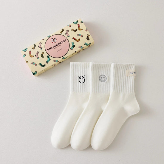 Lot de 3 chaussettes blanches montantes avec smiley, confortables et stylées, idéales avec des baskets. Coton épais, look tendance et maintien optimal.