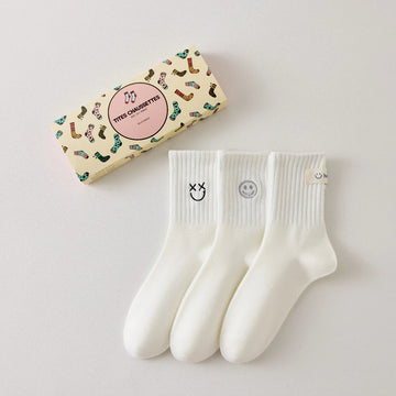 Lot de 3 chaussettes blanches montantes avec smiley, confortables et stylées, idéales avec des baskets. Coton épais, look tendance et maintien optimal.