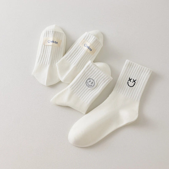 Lot de 3 chaussettes blanches montantes avec smiley, confortables et stylées, idéales avec des baskets. Coton épais, look tendance et maintien optimal.