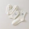 Lot de 3 chaussettes blanches montantes avec smiley, confortables et stylées, idéales avec des baskets. Coton épais, look tendance et maintien optimal.