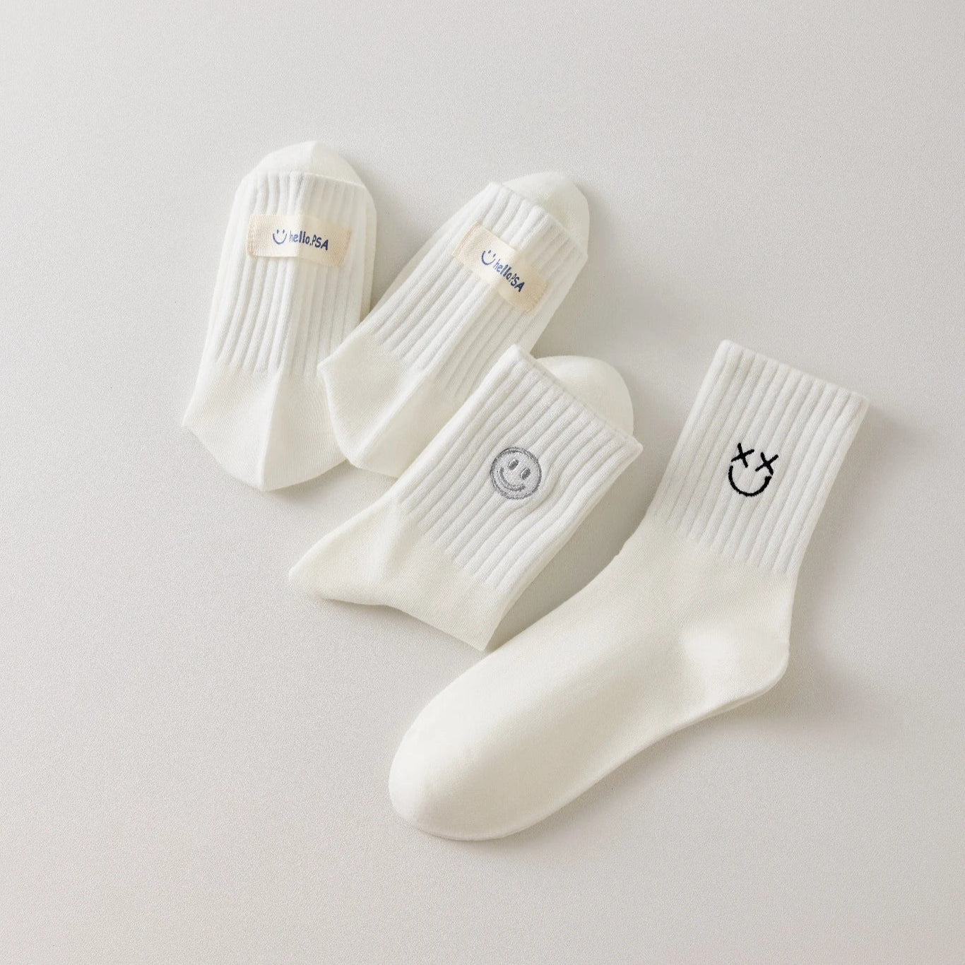 Lot de 3 chaussettes blanches montantes avec smiley, confortables et stylées, idéales avec des baskets. Coton épais, look tendance et maintien optimal.