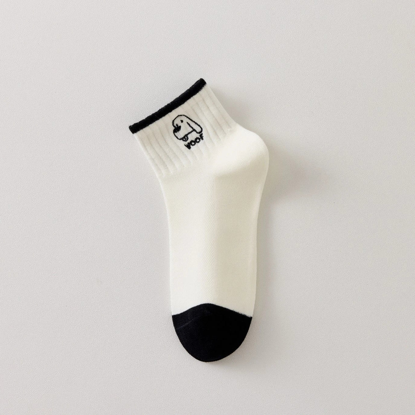 Lot de 3 chaussettes femme noir et blanc avec broderies chien. Motifs graphiques, maille douce et taille 35-41. Style original et confort assuré.