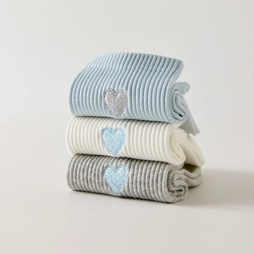 Lot de 3 chaussettes mi-hautes femme avec cœur bleu brodé. Coloris doux : gris, blanc cassé, bleu ciel. Bord côtelé. Confort et style au quotidien.