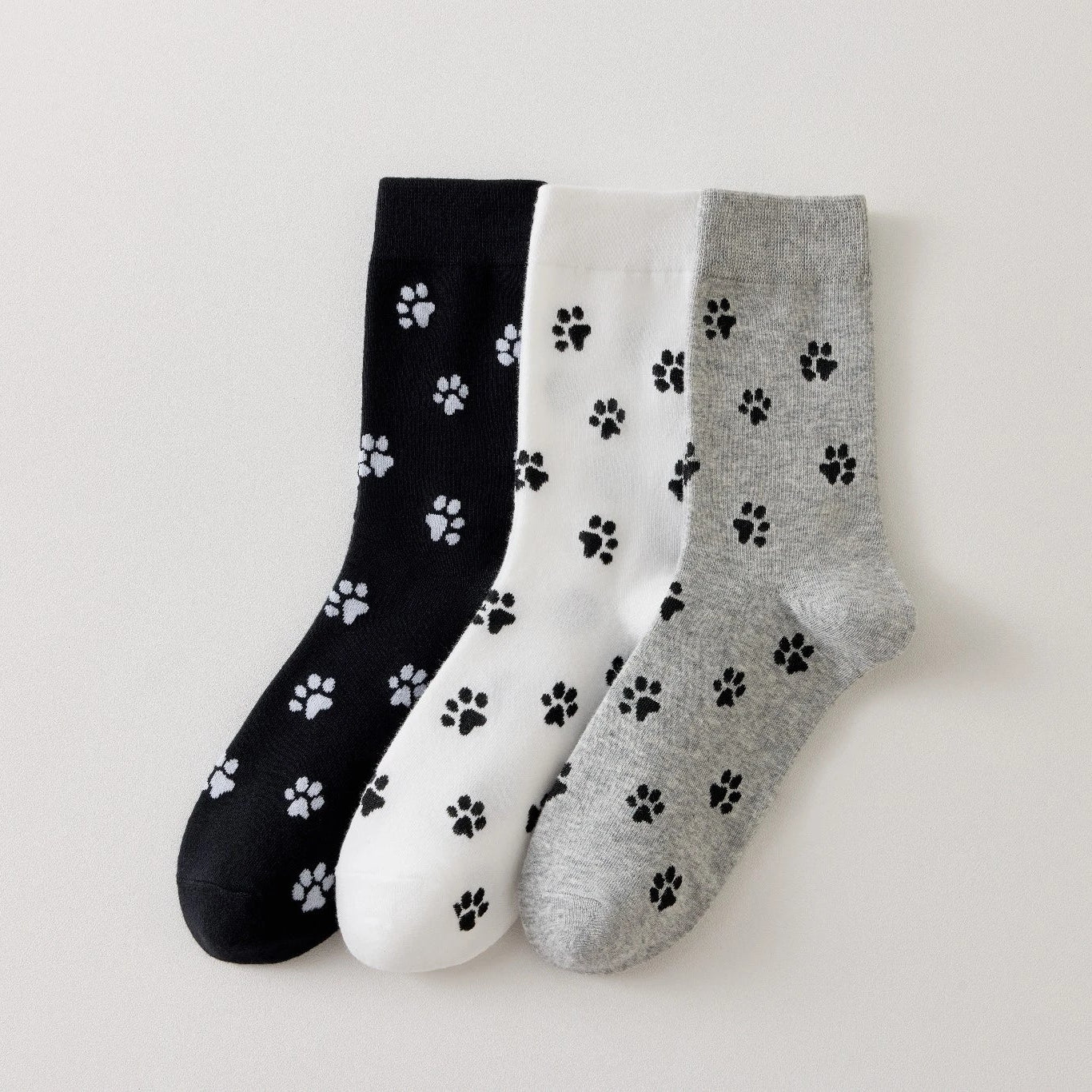 Lot de 3 chaussettes montantes avec motifs pattes de chat. Coloris sobres, confortables, en coton majoritaire. Idéales au quotidien avec tout type de chaussures…