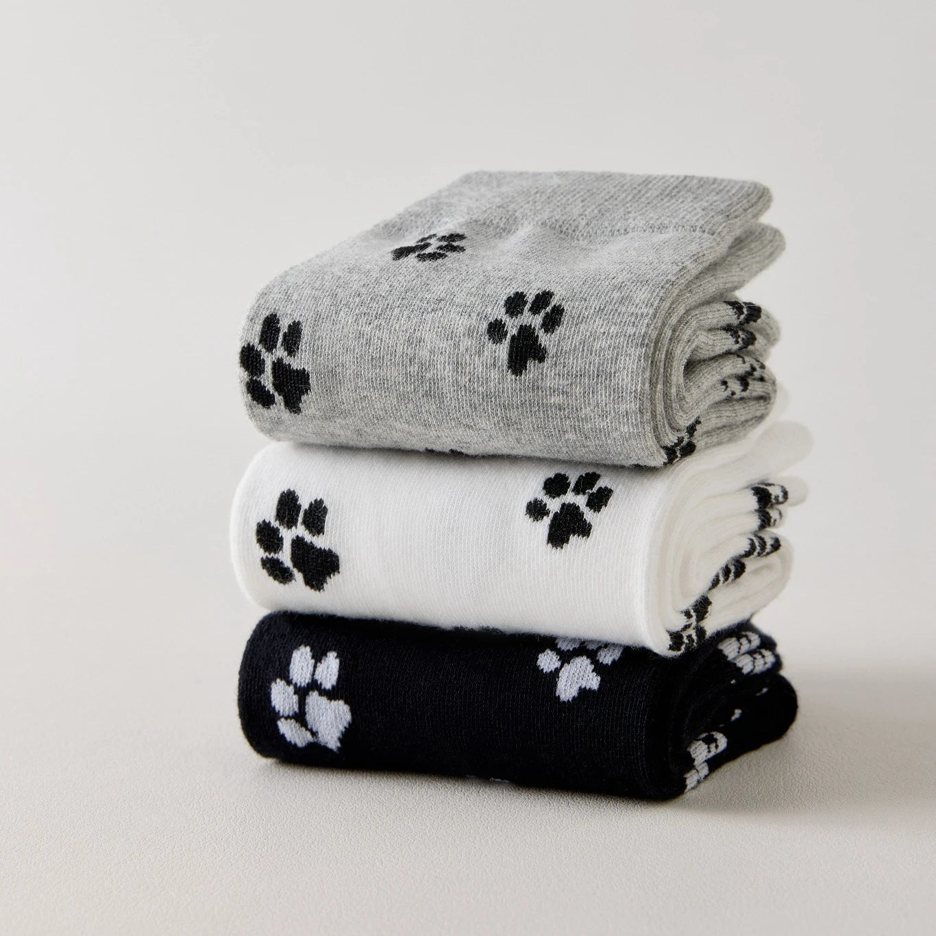 Lot de 3 chaussettes montantes avec motifs pattes de chat. Coloris sobres, confortables, en coton majoritaire. Idéales au quotidien avec tout type de chaussures…