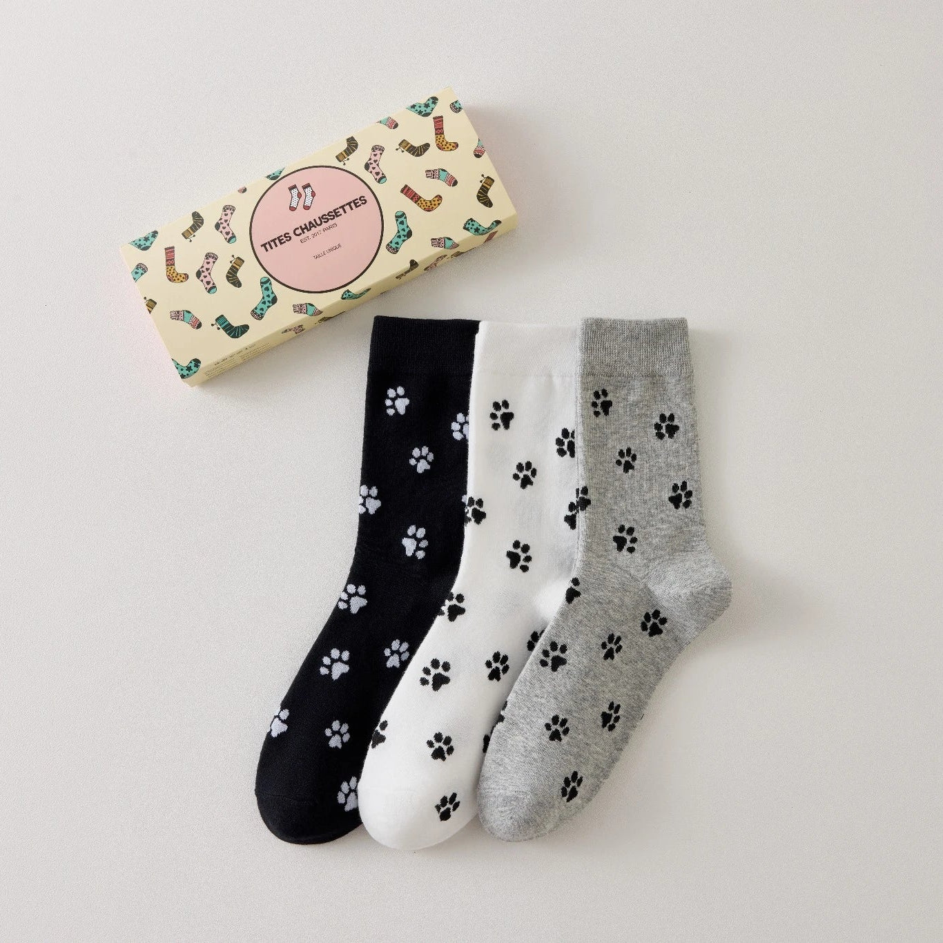 Lot de 3 chaussettes montantes avec motifs pattes de chat. Coloris sobres, confortables, en coton majoritaire. Idéales au quotidien avec tout type de chaussures…