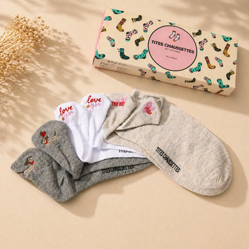 Coffret Fête des Mères : 3 chaussettes fantaisie. Cadeau original, édition limitée, confortable et prêt à offrir. Idéal pour maman.