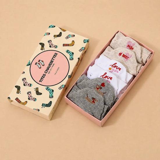 Coffret Fête des Mères : 3 chaussettes fantaisie. Cadeau original, édition limitée, confortable et prêt à offrir. Idéal pour maman.