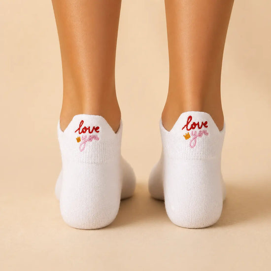 Coffret Fête des Mères : 3 chaussettes fantaisie. Cadeau original, édition limitée, confortable et prêt à offrir. Idéal pour maman.