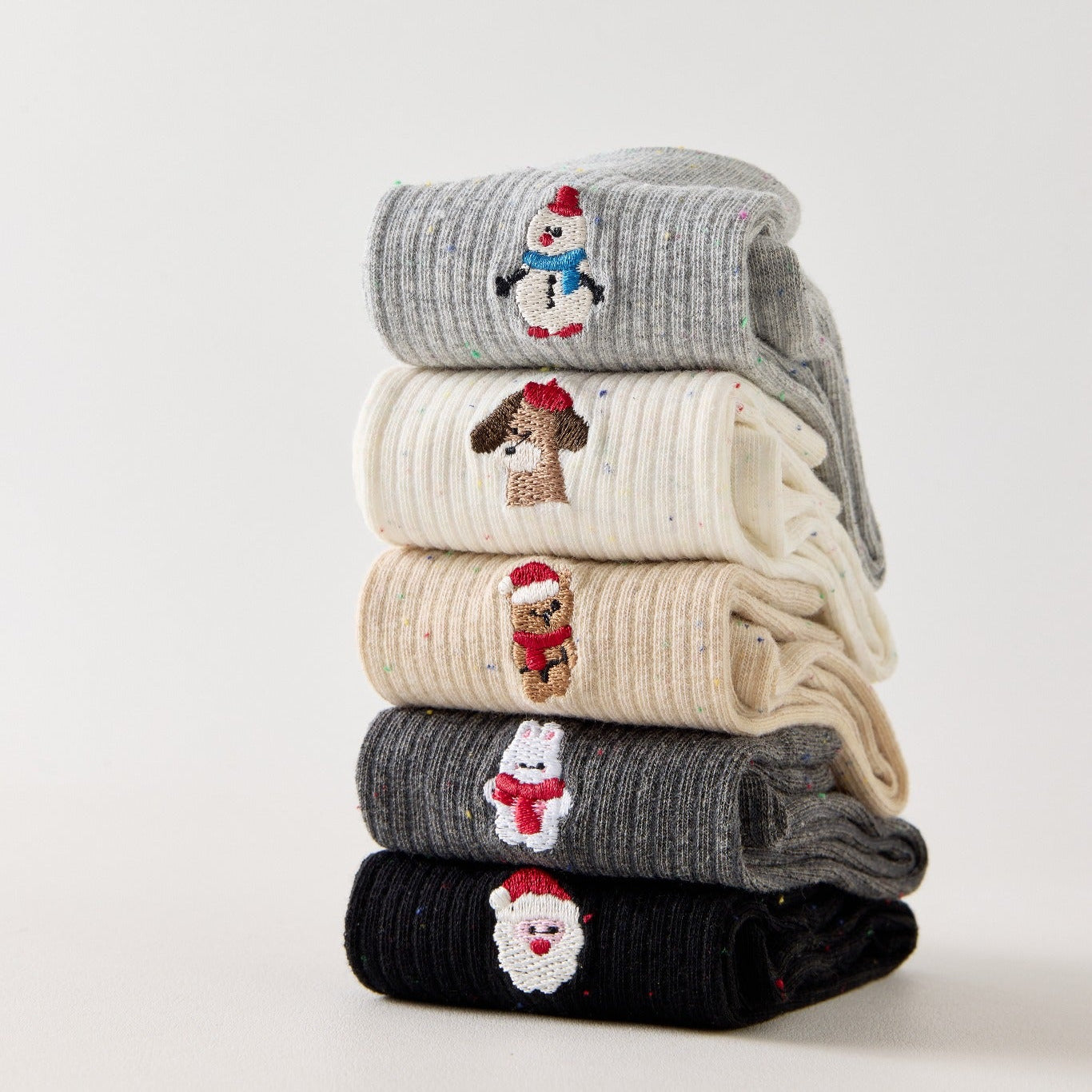 Lot de 5 chaussettes femme hautes à broderies de Noël. Motifs festifs : renne, Père Noël, pingouin... Maille chaude et douce. Taille unique 35-41.