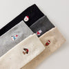 Lot de 5 chaussettes femme hautes à broderies de Noël. Motifs festifs : renne, Père Noël, pingouin... Maille chaude et douce. Taille unique 35-41.
