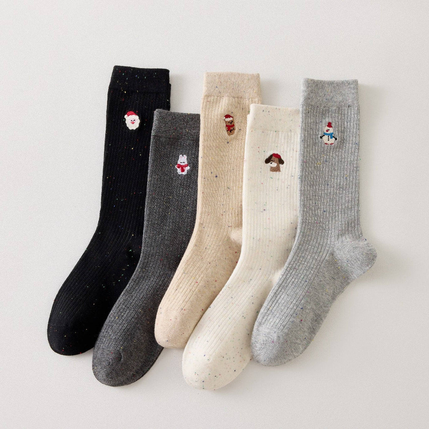 Lot de 5 chaussettes femme hautes à broderies de Noël. Motifs festifs : renne, Père Noël, pingouin... Maille chaude et douce. Taille unique 35-41.