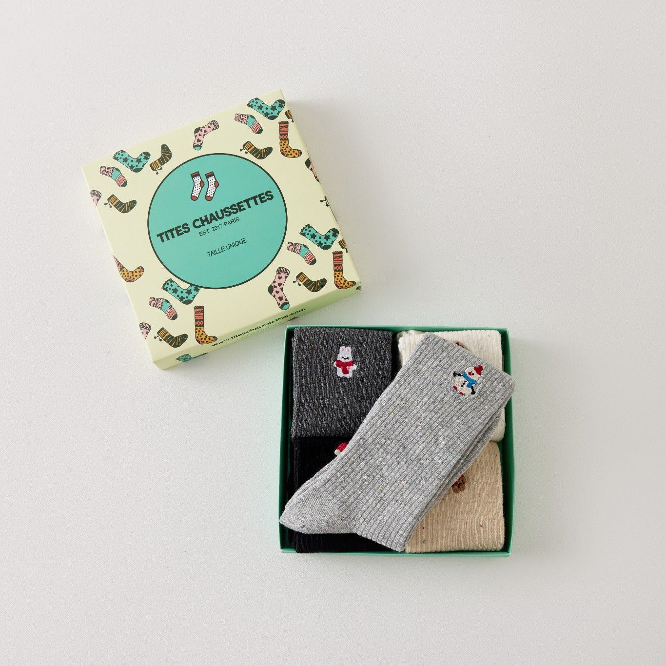 Lot de 5 chaussettes femme hautes à broderies de Noël. Motifs festifs : renne, Père Noël, pingouin... Maille chaude et douce. Taille unique 35-41.