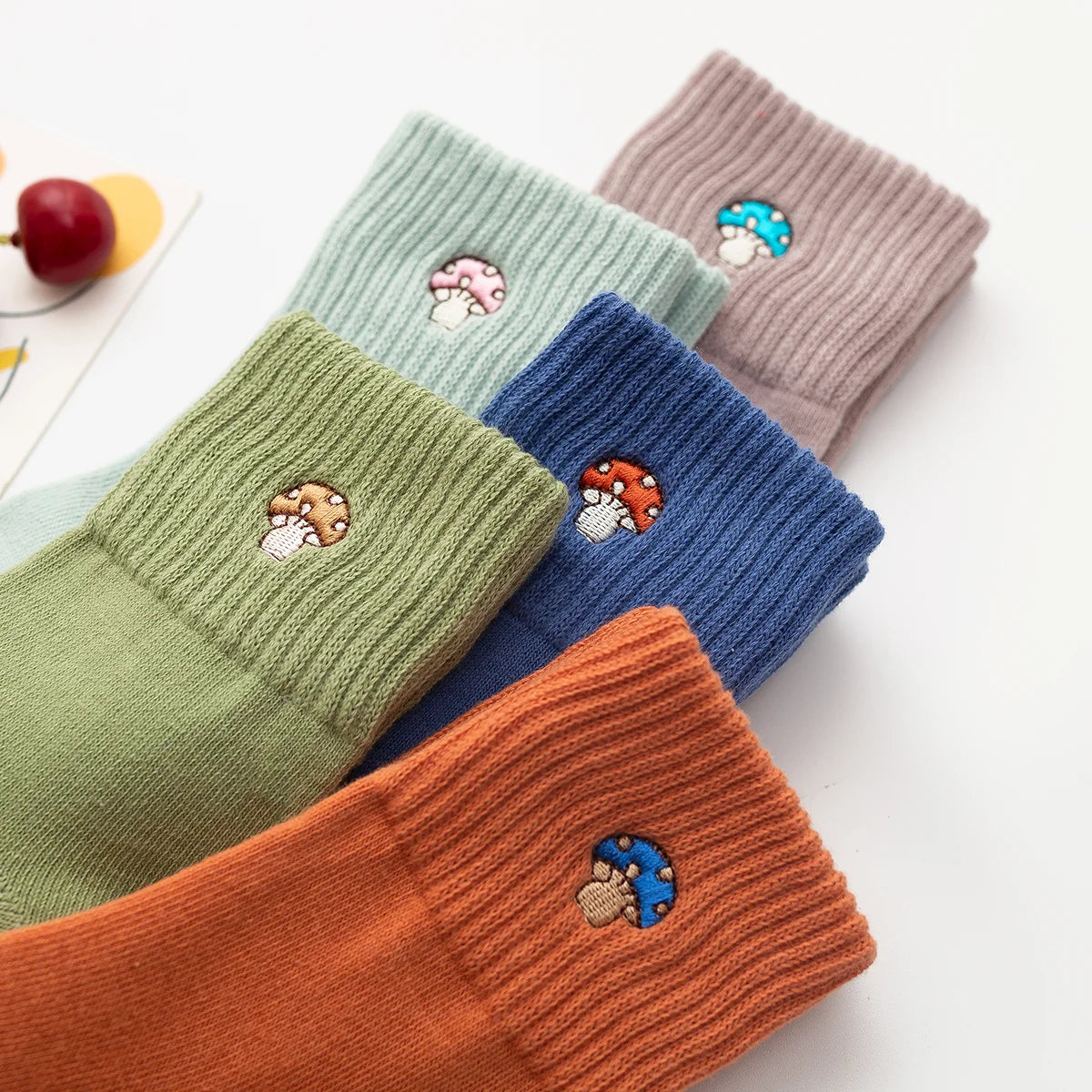 Lot de chaussettes adultes en coton avec un champignon brodé | Chaussettes confortables et élégantes | Idéales pour le quotidien ou les occasions spéciales | Disponibles en plusieurs tailles et couleurs | Fabriquées à partir de matériaux de haute qualité | Un cadeau parfait pour les adultes qui aiment la nature et les champignons |