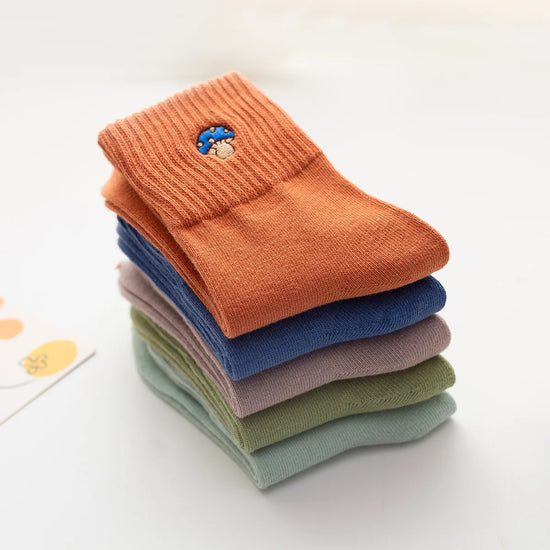 Lot de chaussettes empilé adultes en coton avec un champignon brodé | Chaussettes confortables et élégantes | Idéales pour le quotidien ou les occasions spéciales | Disponibles en plusieurs tailles et couleurs | Fabriquées à partir de matériaux de haute qualité | Un cadeau parfait pour les adultes qui aiment la nature et les champignons |