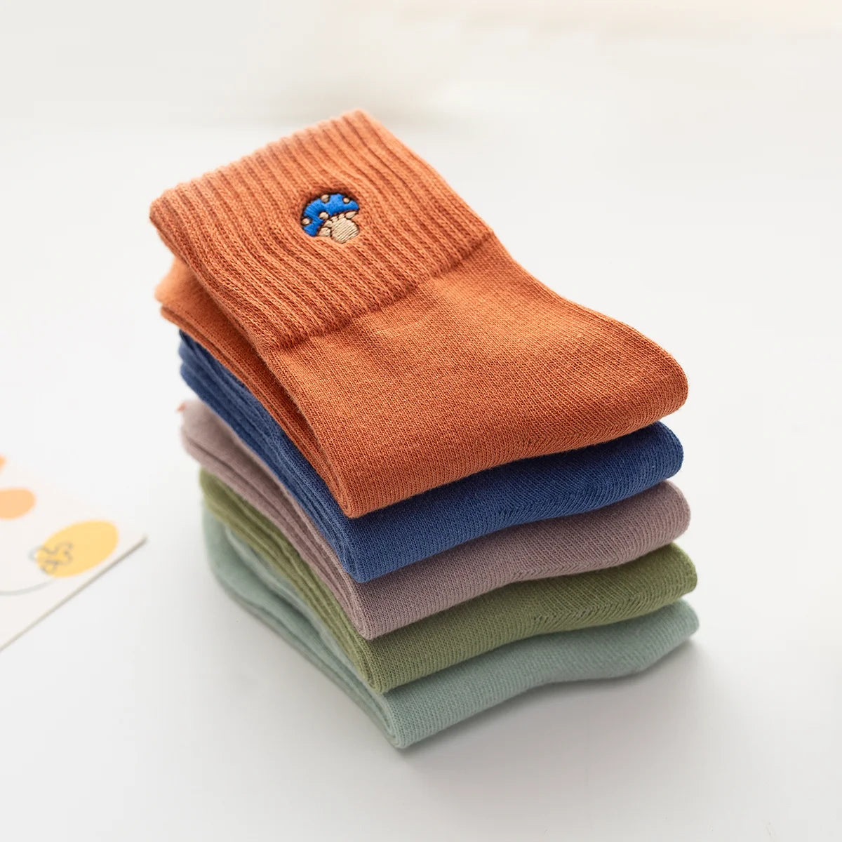 Lot de chaussettes empilé adultes en coton avec un champignon brodé | Chaussettes confortables et élégantes | Idéales pour le quotidien ou les occasions spéciales | Disponibles en plusieurs tailles et couleurs | Fabriquées à partir de matériaux de haute qualité | Un cadeau parfait pour les adultes qui aiment la nature et les champignons |