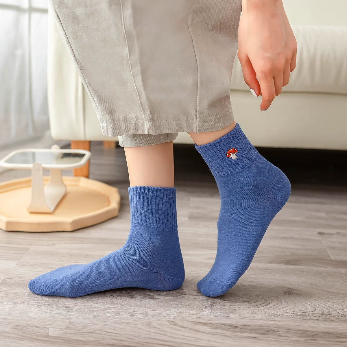 Chaussettes bleu adultes en coton avec un champignon brodé | Chaussettes confortables et élégantes | Idéales pour le quotidien ou les occasions spéciales | Disponibles en plusieurs tailles et couleurs | Fabriquées à partir de matériaux de haute qualité | Un cadeau parfait pour les adultes qui aiment la nature et les champignons |