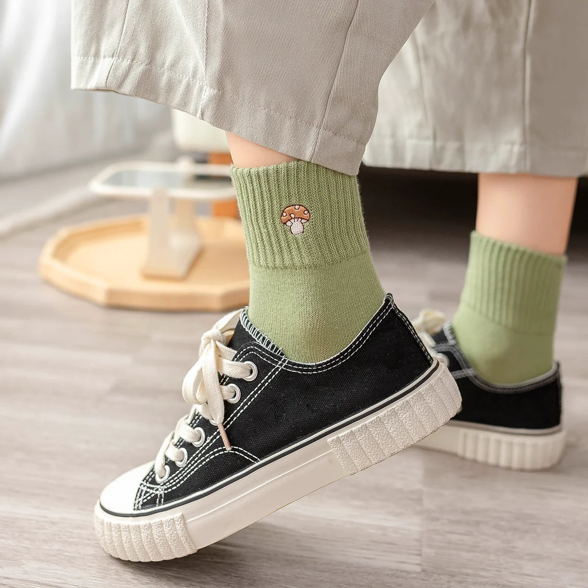 Chaussettes vert adultes en coton avec un champignon brodé | Chaussettes confortables et élégantes | Idéales pour le quotidien ou les occasions spéciales | Disponibles en plusieurs tailles et couleurs | Fabriquées à partir de matériaux de haute qualité | Un cadeau parfait pour les adultes qui aiment la nature et les champignons |