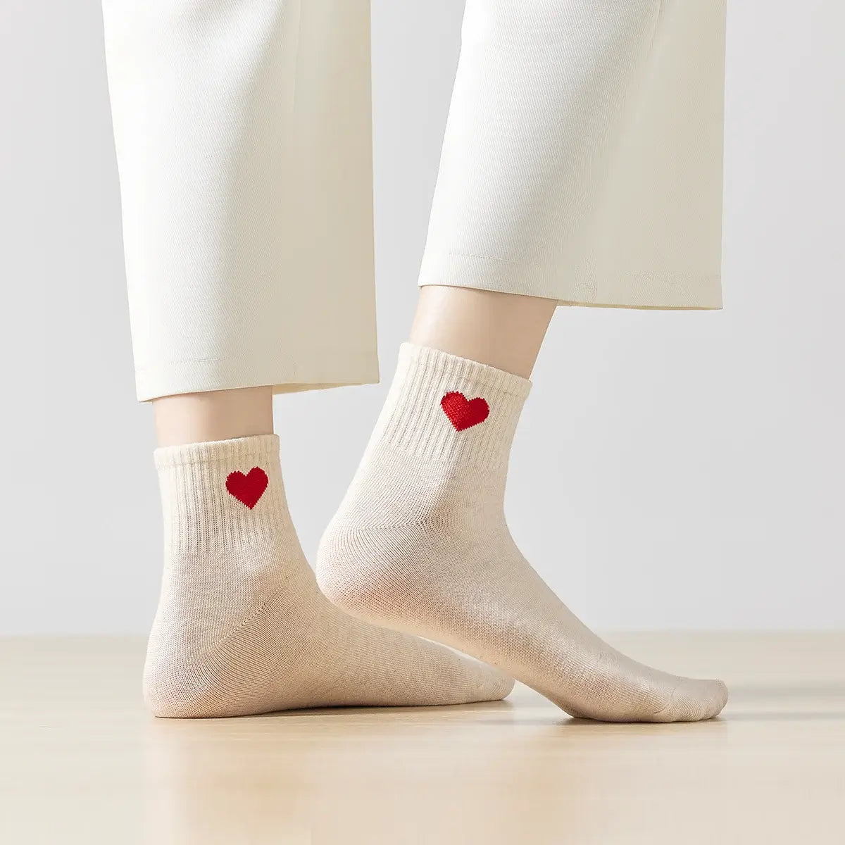 Chaussettes longues beiges adultes en coton avec un cœur rose sur le côté | Chaussettes abordables et de haute qualité | Un excellent choix pour les adultes qui aiment les cœurs |
