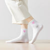 Chaussettes longues beiges adultes en coton avec un cœur rose sur le côté | Chaussettes abordables et de haute qualité | Un excellent choix pour les adultes qui aiment les cœurs |