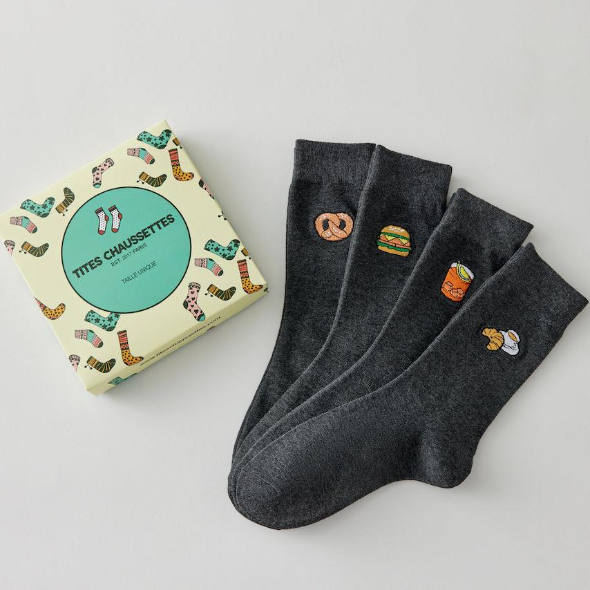 Lot de 4 chaussettes hautes pour homme. Motifs brodés Bretzel, Hamburger, Soda, Café. Fond gris chiné foncé. Vendues dans leur joli coffret Tites Chaussettes. Idéales pour offrir. 