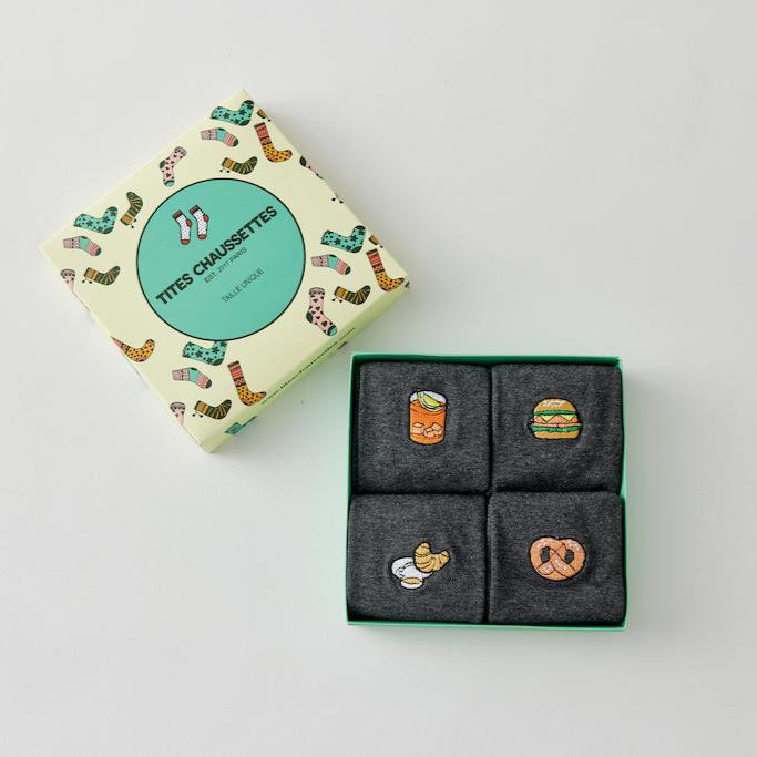 Lot de 4 chaussettes hautes pour homme. Motifs brodés Bretzel, Hamburger, Soda, Café. Fond gris chiné foncé. Vendues dans leur joli coffret Tites Chaussettes. Idéales pour offrir. 
