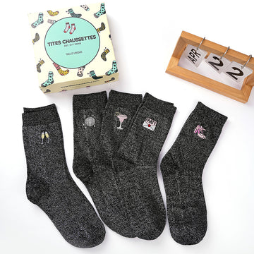 Lot de 5 chaussettes paillettes et fêtes. Lurex argenté noir. Motifs festifs bridés : coupes de champagne, boule à facettes, verre à cocktail, invitation, chaussures à talon. Joli coffret carton Tites Chaussettes. Idéales pour les fêtes et pour offrir. 