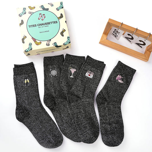 Lot de 5 chaussettes paillettes et fêtes. Lurex argenté noir. Motifs festifs bridés : coupes de champagne, boule à facettes, verre à cocktail, invitation, chaussures à talon. Joli coffret carton Tites Chaussettes. Idéales pour les fêtes et pour offrir. 