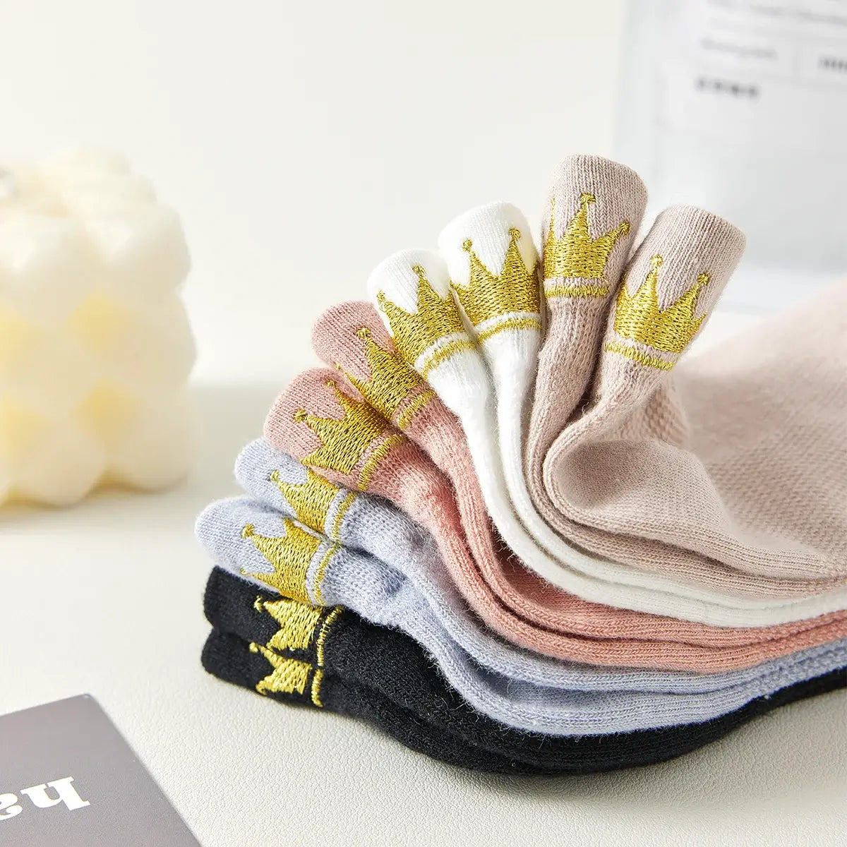 Lot de 5 chaussettes avec languette et couronne dorée.