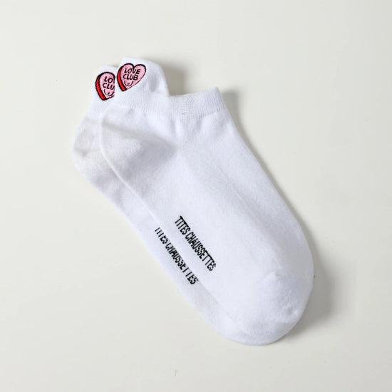 Chaussettes Octobre Rose à l’unité ou en lot. 20 % reversés à Ruban Rose. Broderies engagées, douceur et style pour soutenir la recherche contre le cancer