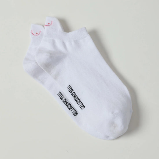 Chaussettes Octobre Rose à l’unité ou en lot. 20 % reversés à Ruban Rose. Broderies engagées, douceur et style pour soutenir la recherche contre le cancer