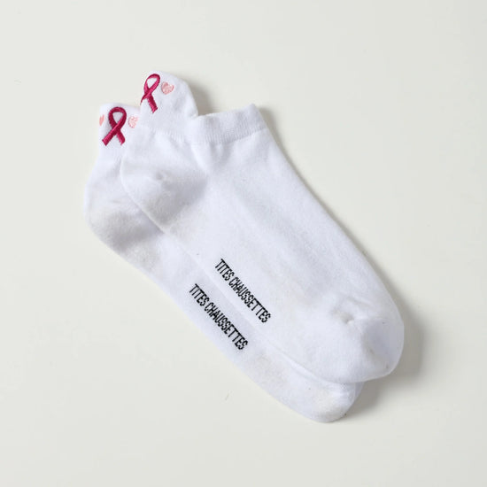 Chaussettes Octobre Rose à l’unité ou en lot. 20 % reversés à Ruban Rose. Broderies engagées, douceur et style pour soutenir la recherche contre le cancer
