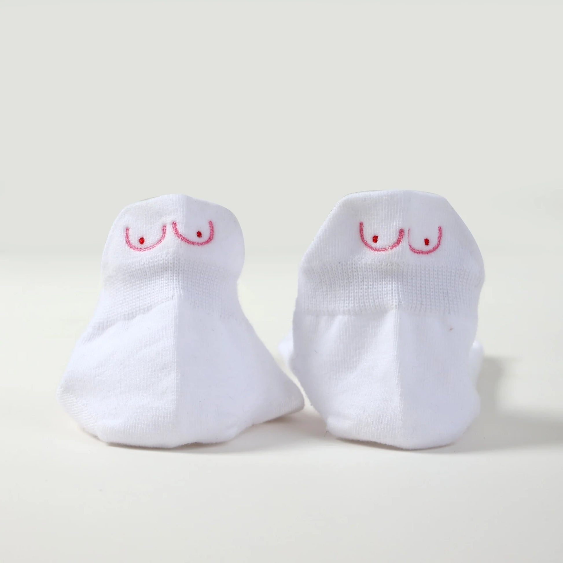 Chaussettes Octobre Rose à l’unité ou en lot. 20 % reversés à Ruban Rose. Broderies engagées, douceur et style pour soutenir la recherche contre le cancer