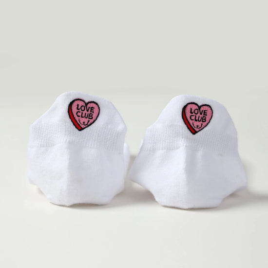 Chaussettes Octobre Rose à l’unité ou en lot. 20 % reversés à Ruban Rose. Broderies engagées, douceur et style pour soutenir la recherche contre le cancer