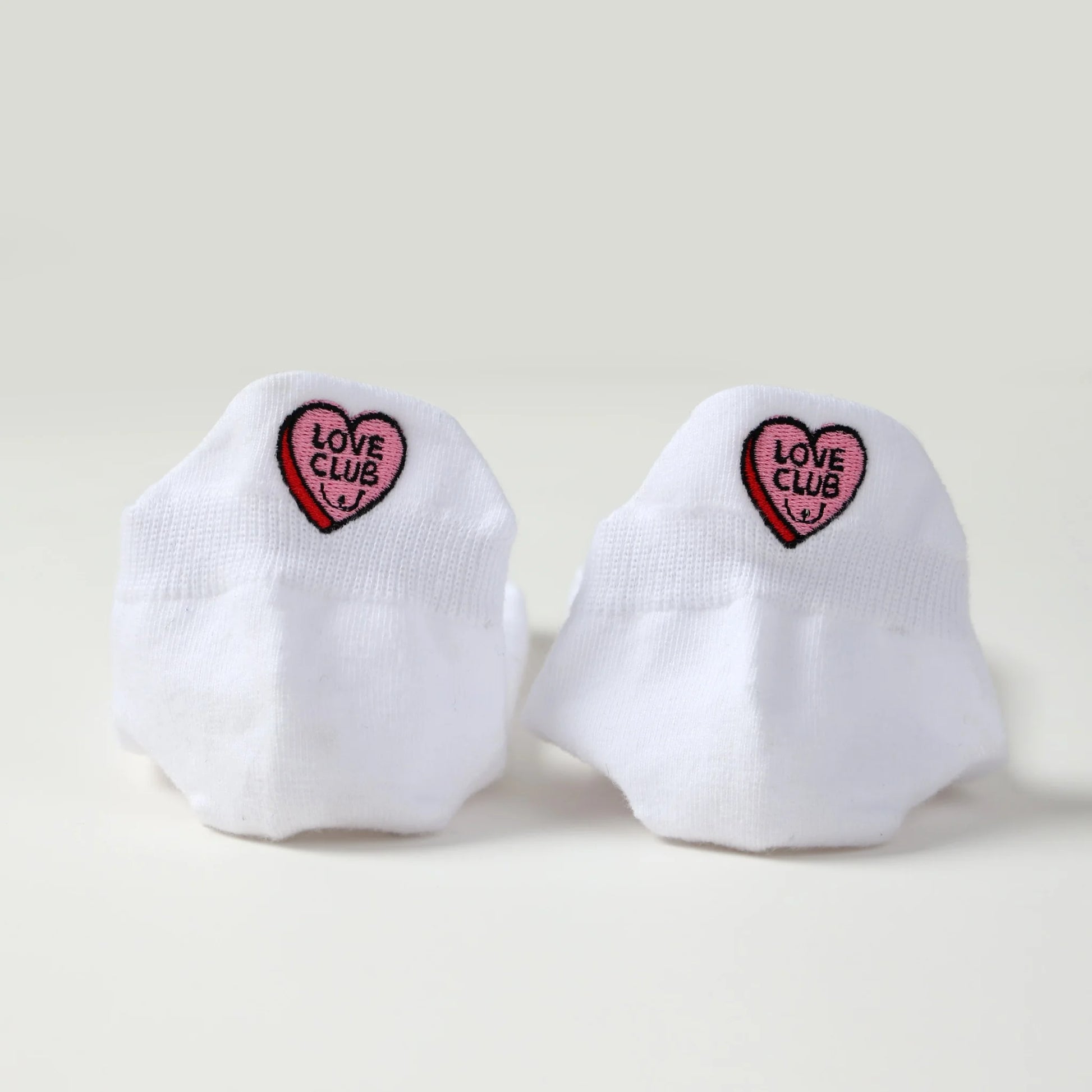 Chaussettes Octobre Rose à l’unité ou en lot. 20 % reversés à Ruban Rose. Broderies engagées, douceur et style pour soutenir la recherche contre le cancer