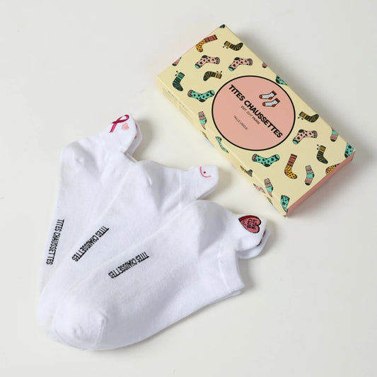 Chaussettes Octobre Rose à l’unité ou en lot. 20 % reversés à Ruban Rose. Broderies engagées, douceur et style pour soutenir la recherche contre le cancer