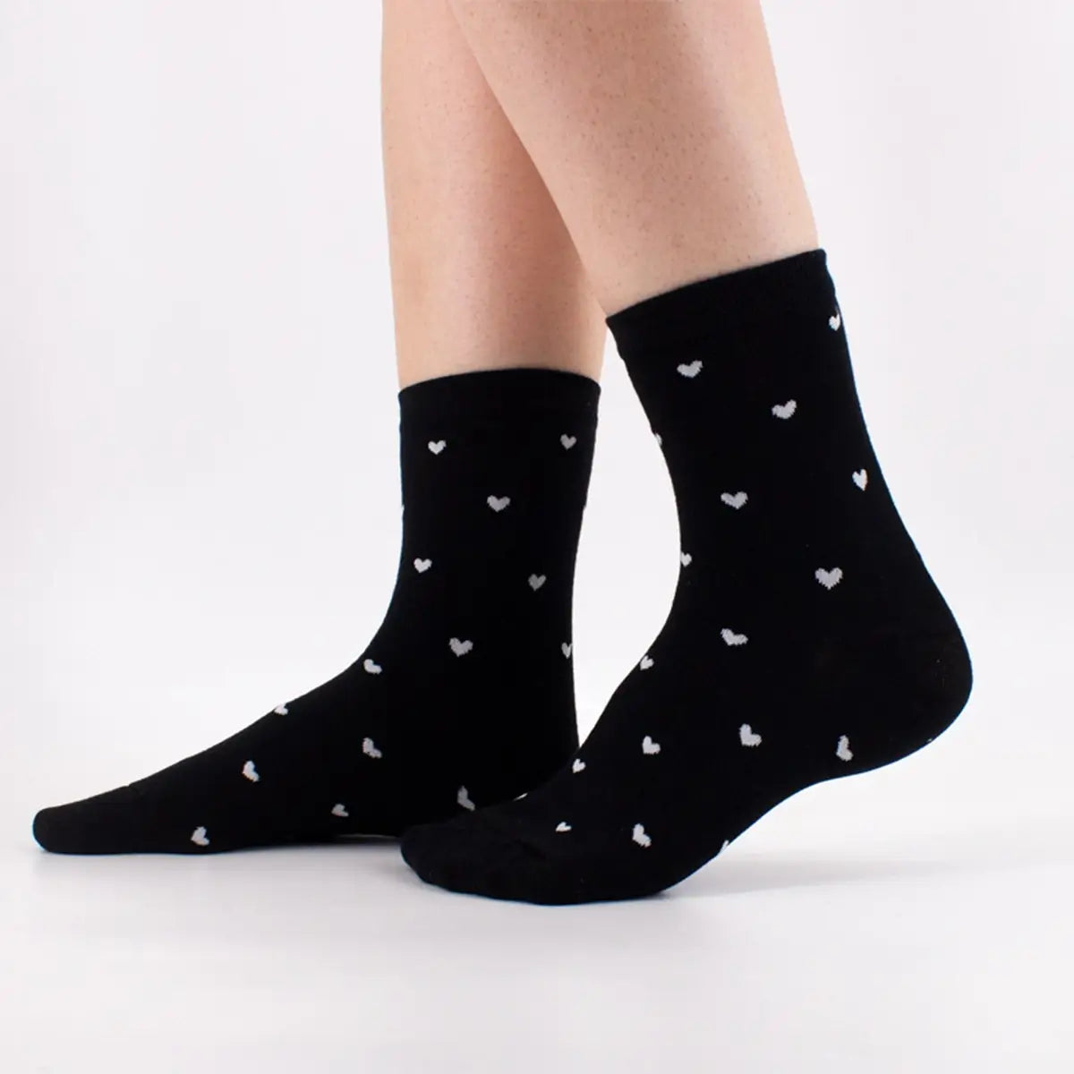 Chaussettes noir en coton à motif cœur pour femmes | Chaussettes douces et confortables | Fabriquées à partir de matériaux de haute qualité | Un cadeau parfait pour les femmes de tous âges | Disponibles en différentes couleurs