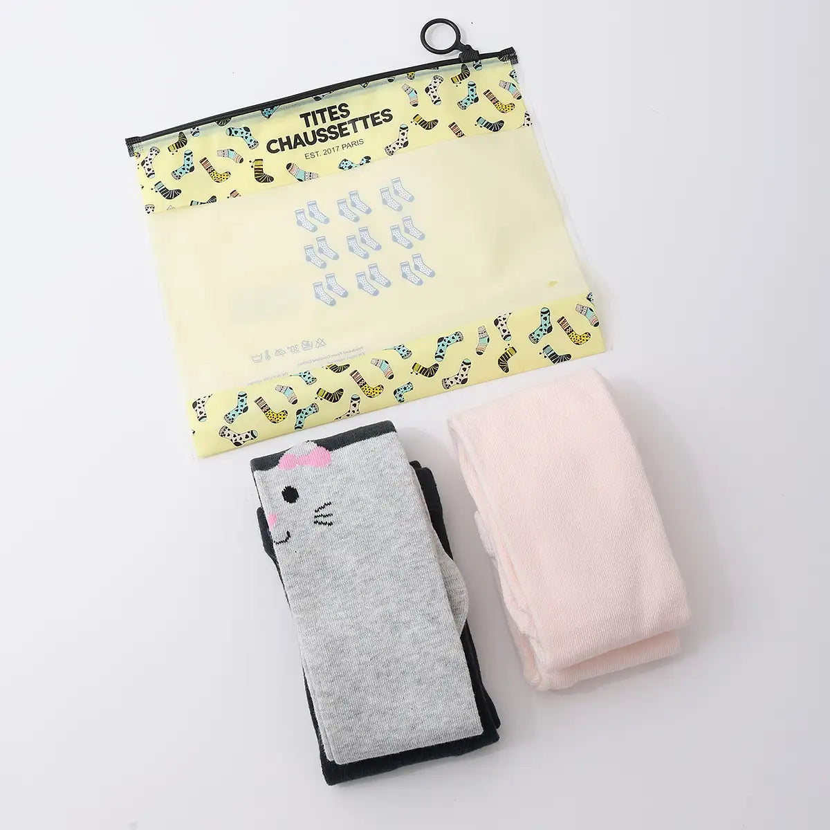 Lot de 2 collants fille : 1 collant gris motif chat et 1 collant rose uni. Doux, confortables et disponibles en 12-24 mois, 2-4 ans et 5-8 ans. Parfaits pour des looks mignons et pratiques au quotidien.