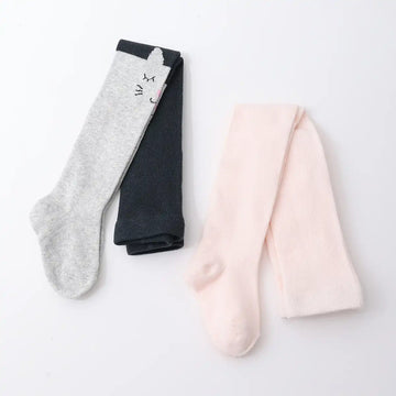 Lot de 2 collants fille : 1 collant gris motif chat et 1 collant rose uni. Doux, confortables et disponibles en 12-24 mois, 2-4 ans et 5-8 ans. Parfaits pour des looks mignons et pratiques au quotidien.