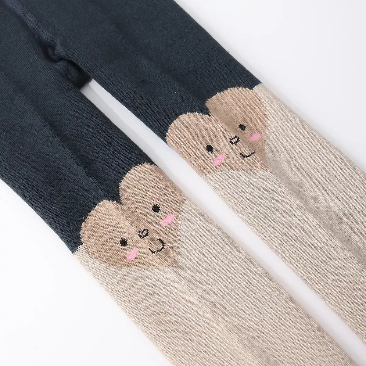 Lot de 2 collants fille : collant marron clair avec cœur sur le genou + collant gris chiné clair. Doux, confortables et disponibles en 12-24 mois, 2-4 ans et 5-8 ans. Un duo pratique et mignon pour le quotidien.