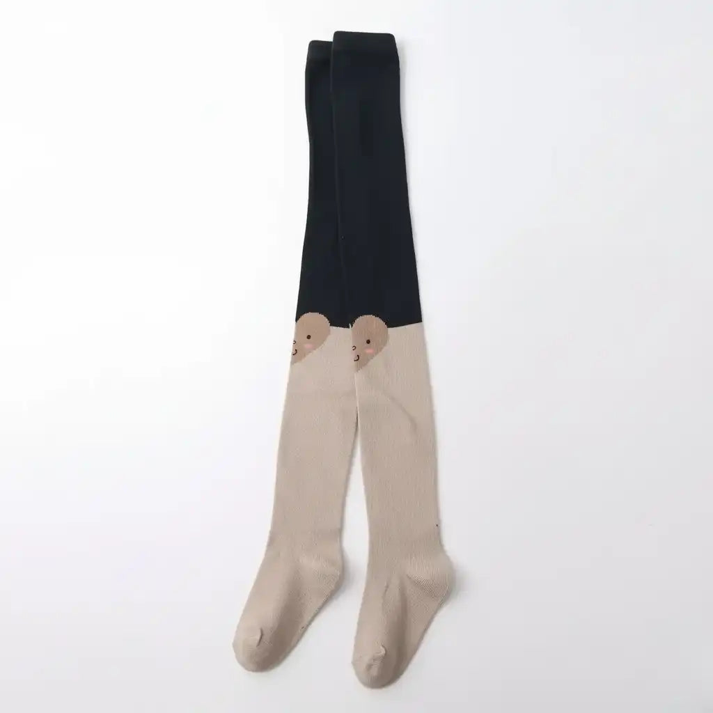 Lot de 2 collants fille : collant marron clair avec cœur sur le genou + collant gris chiné clair. Doux, confortables et disponibles en 12-24 mois, 2-4 ans et 5-8 ans. Un duo pratique et mignon pour le quotidien.